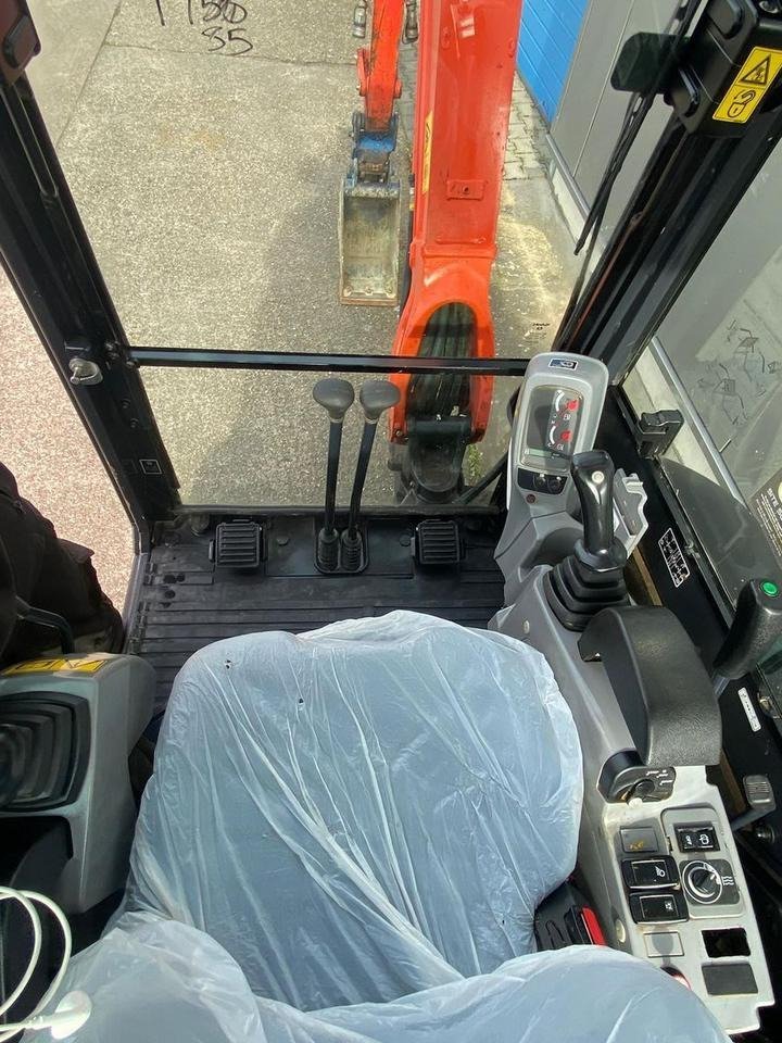 Mini-pelle Kubota U27-4 Diesel 2021 – Cabine climatisée, 2 590 kg, 1 225 h, et 3 godets – Image 4