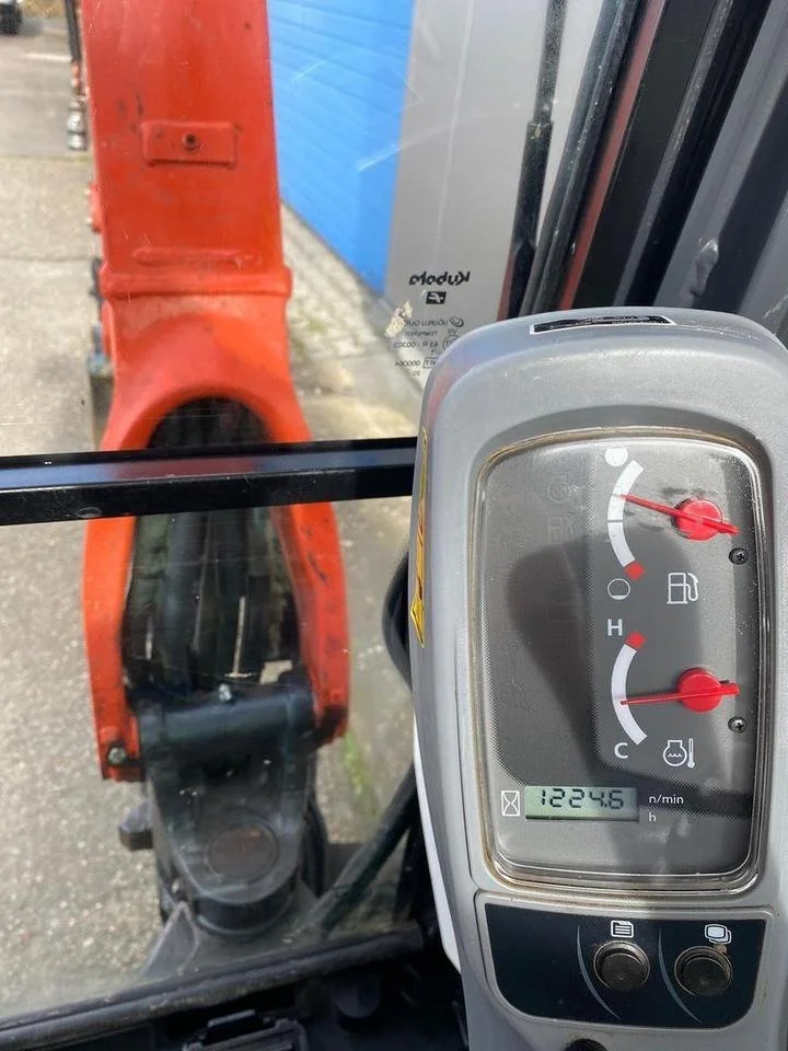 Mini-pelle Kubota U27-4 Diesel 2021 – Cabine climatisée, 2 590 kg, 1 225 h, et 3 godets – Image 2