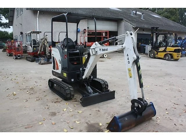Mini-pelle Bobcat E17 diesel 2016 – 1,71T, 2 700 h, 3 godets – Construction et Agriculture