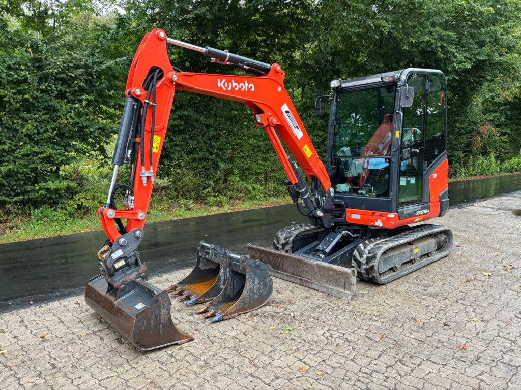 Mini-pelle Kubota KX030-4 2023 – 2 865 kg, 590 h, Powertilt et 3 godets
