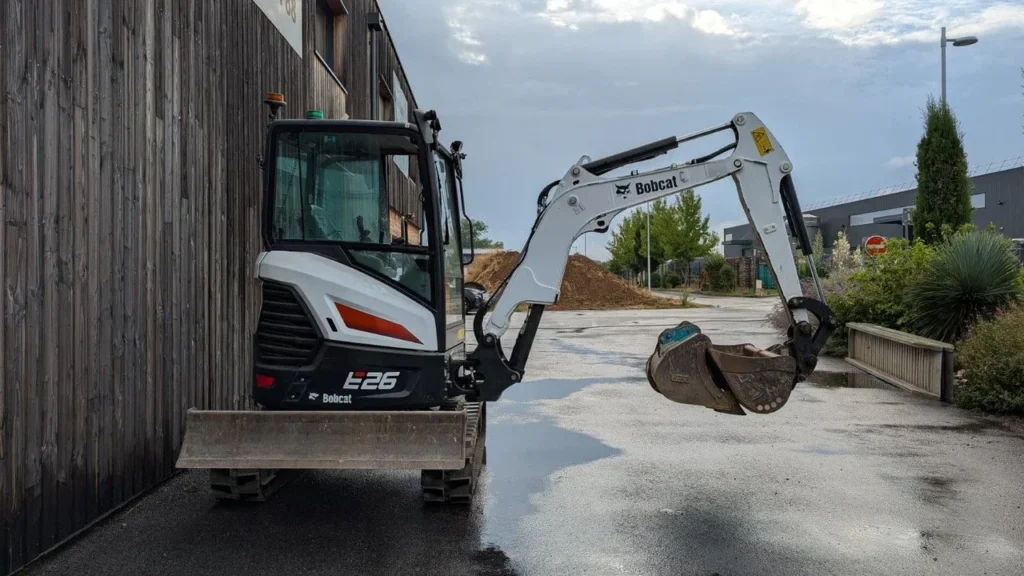 Mini-pelle Bobcat E26 diesel – 2,6 T, 1 297 h, 3 godets – Travaux publics