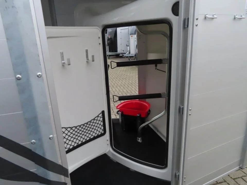 Van chevaux Böckmann Portax SKA 2 places – PTAC 2 400 kg – Charge utile 1 478 kg – Aluminium – Image 11