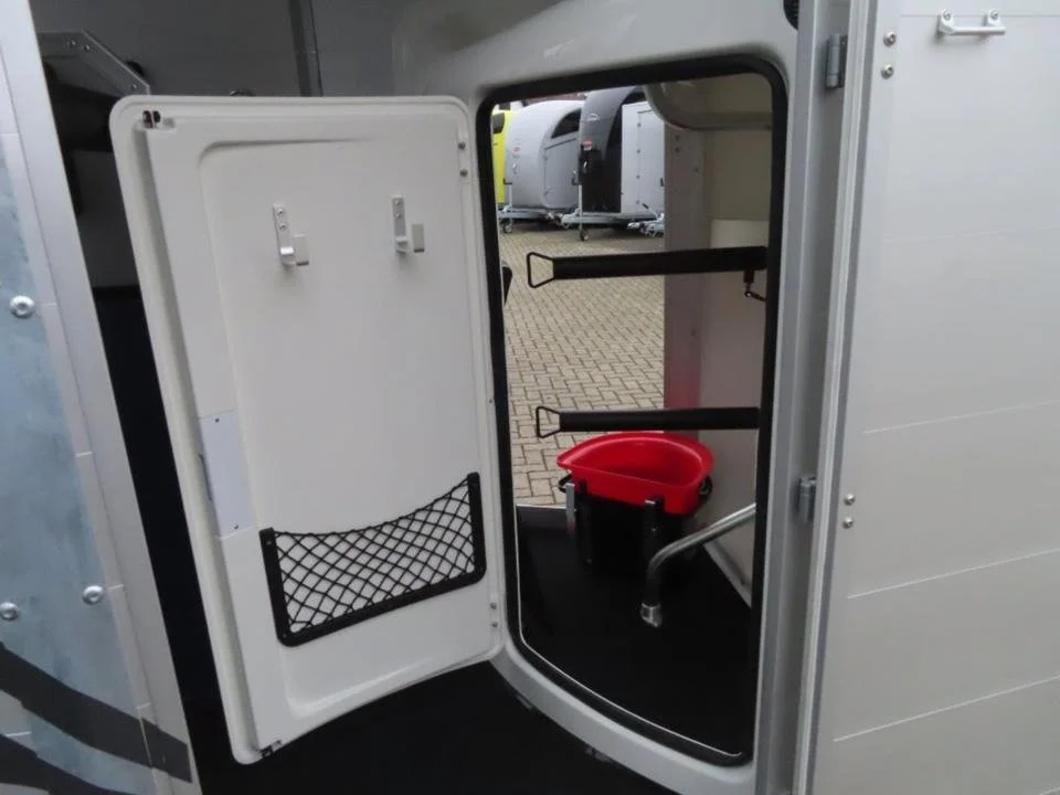 Van chevaux Böckmann Portax SKA 2 places – PTAC 2 400 kg – Charge utile 1 478 kg – Aluminium – Image 5