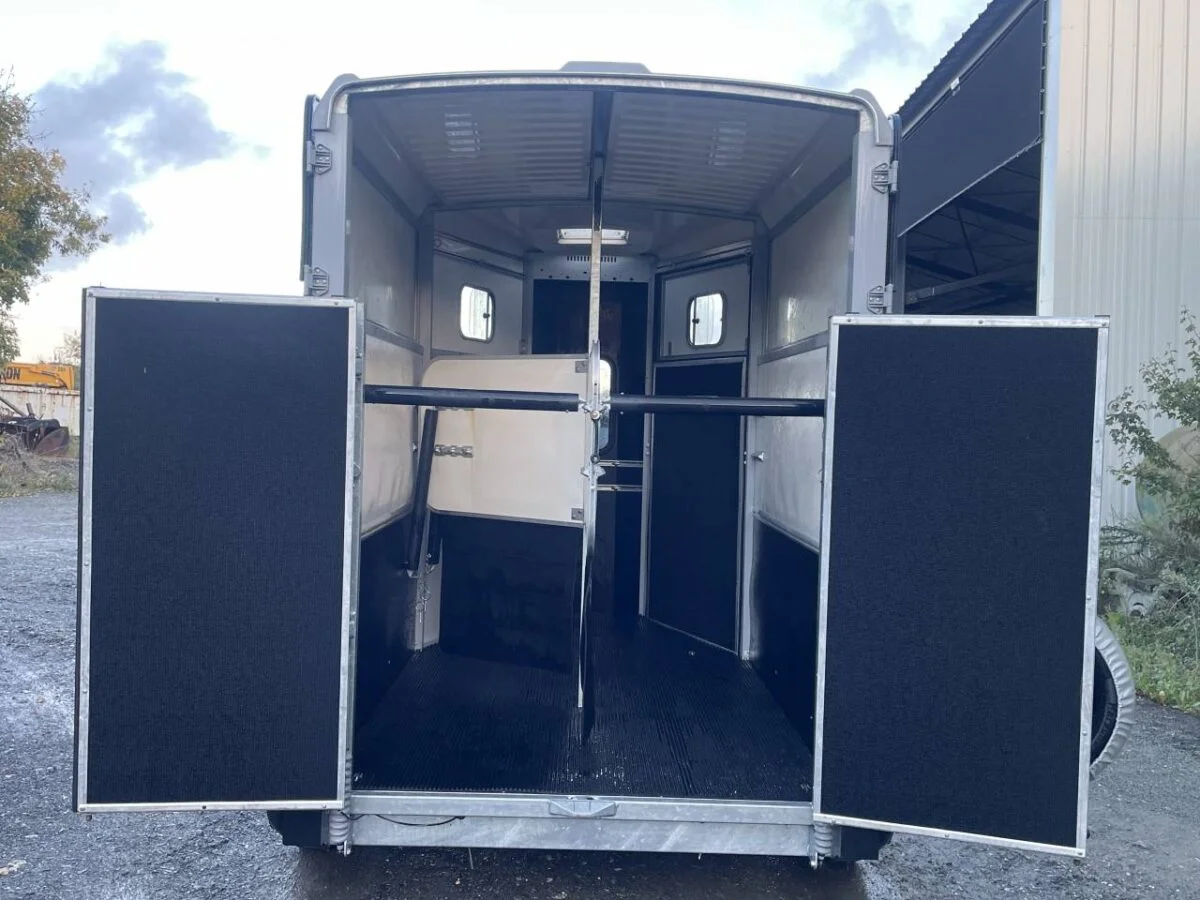Van chevaux Ifor Williams HB 506 – 2 places – PTAC 2 600 kg – Plancher aluminium – Image 4