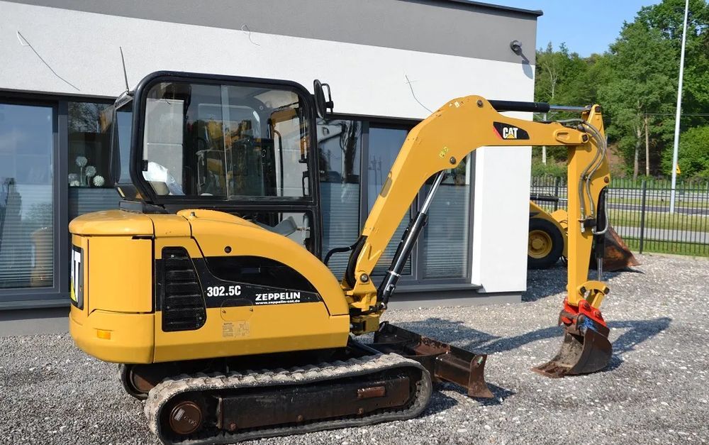 Mini-pelle Caterpillar 302.5C diesel avec cabine – 2010 – 4 900 h – 3 godets