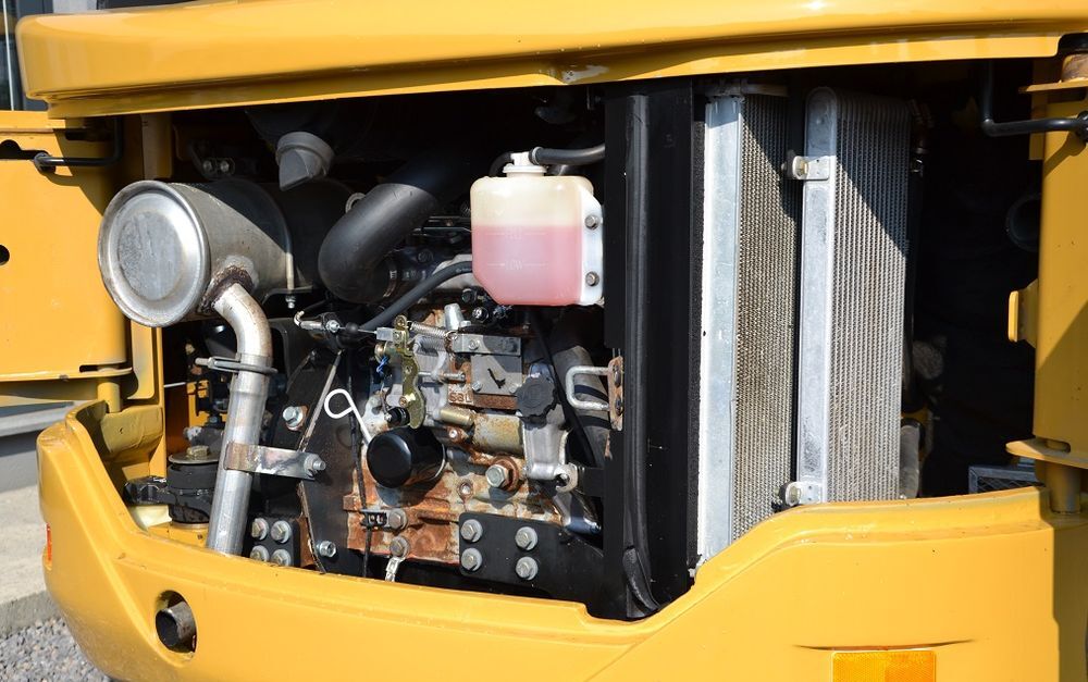 Mini-pelle Caterpillar 302.5C diesel avec cabine – 2010 – 4 900 h – 3 godets – Image 3
