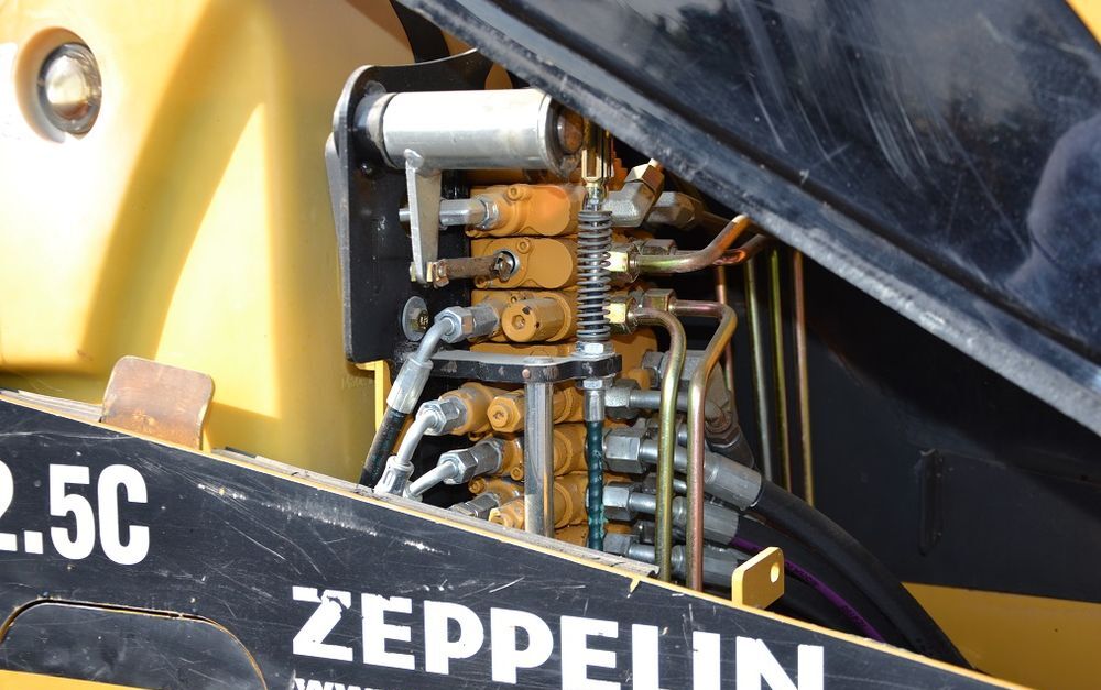 Mini-pelle Caterpillar 302.5C diesel avec cabine – 2010 – 4 900 h – 3 godets – Image 2