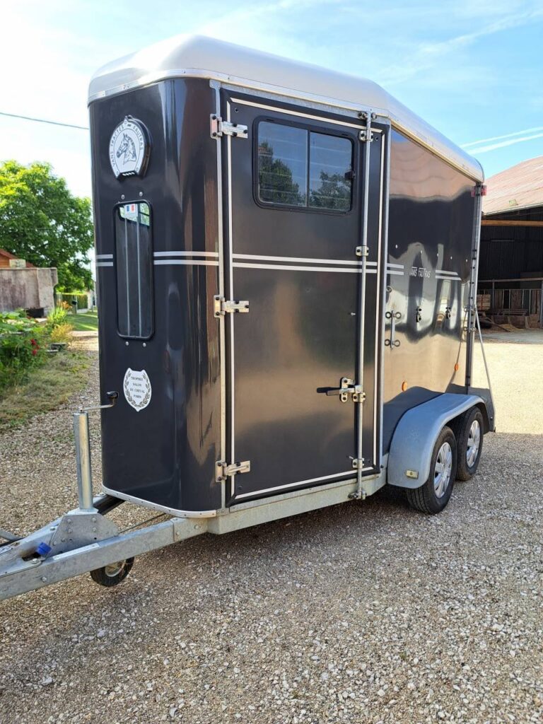 Van chevaux Fautras Provan Premium 2 places – PTAC 2 000 kg – Plancher polyéthylène