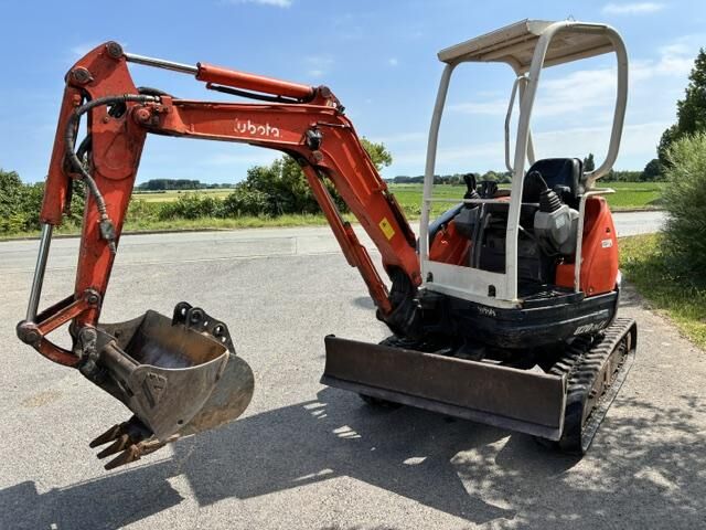 Mini-pelle Kubota U20-3α diesel 2 180 kg Canopy – 2005 – 3 600 h – 3 godets