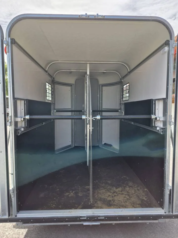 Van chevaux Fautras Oblic Trophée Stall 2 chevaux – PTAC 2 600 kg – Charge utile 1 500 kg – Image 13