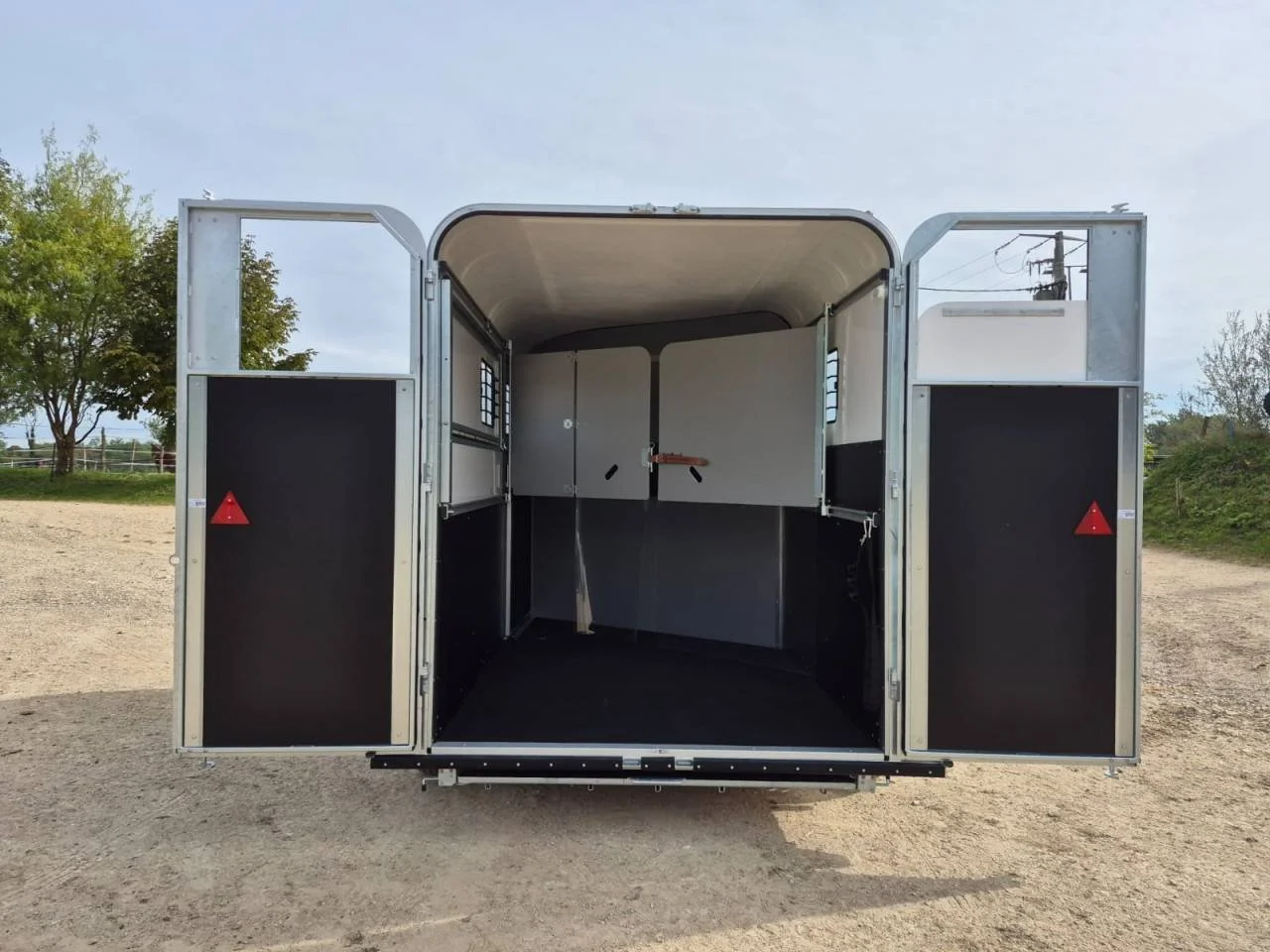 Van chevaux Fautras Oblic X2 – 2 chevaux – PTAC 2 600 kg – Charge utile 1 400 kg – Image 6