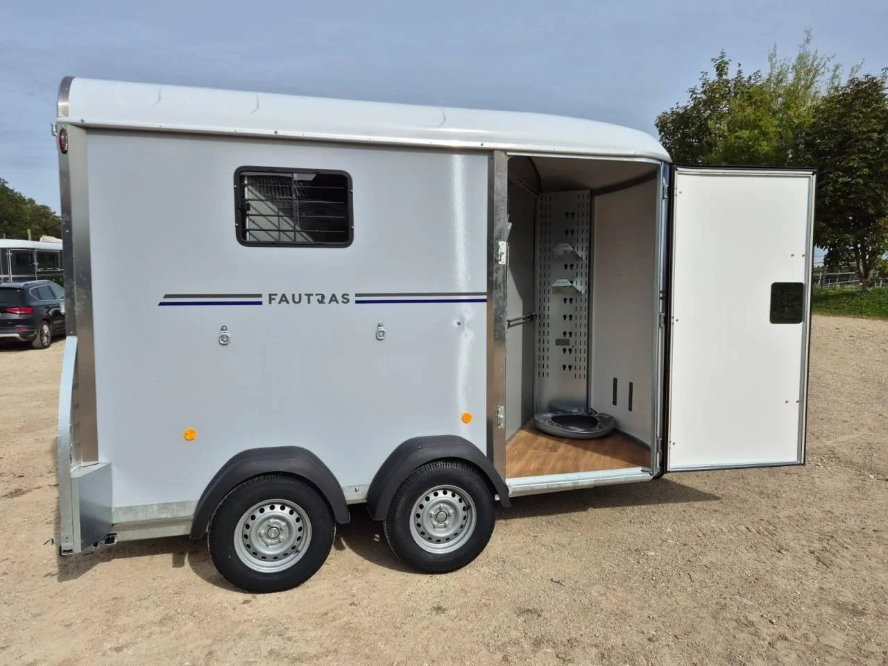 Van chevaux Fautras Oblic X2 – 2 chevaux – PTAC 2 600 kg – Charge utile 1 400 kg – Image 3