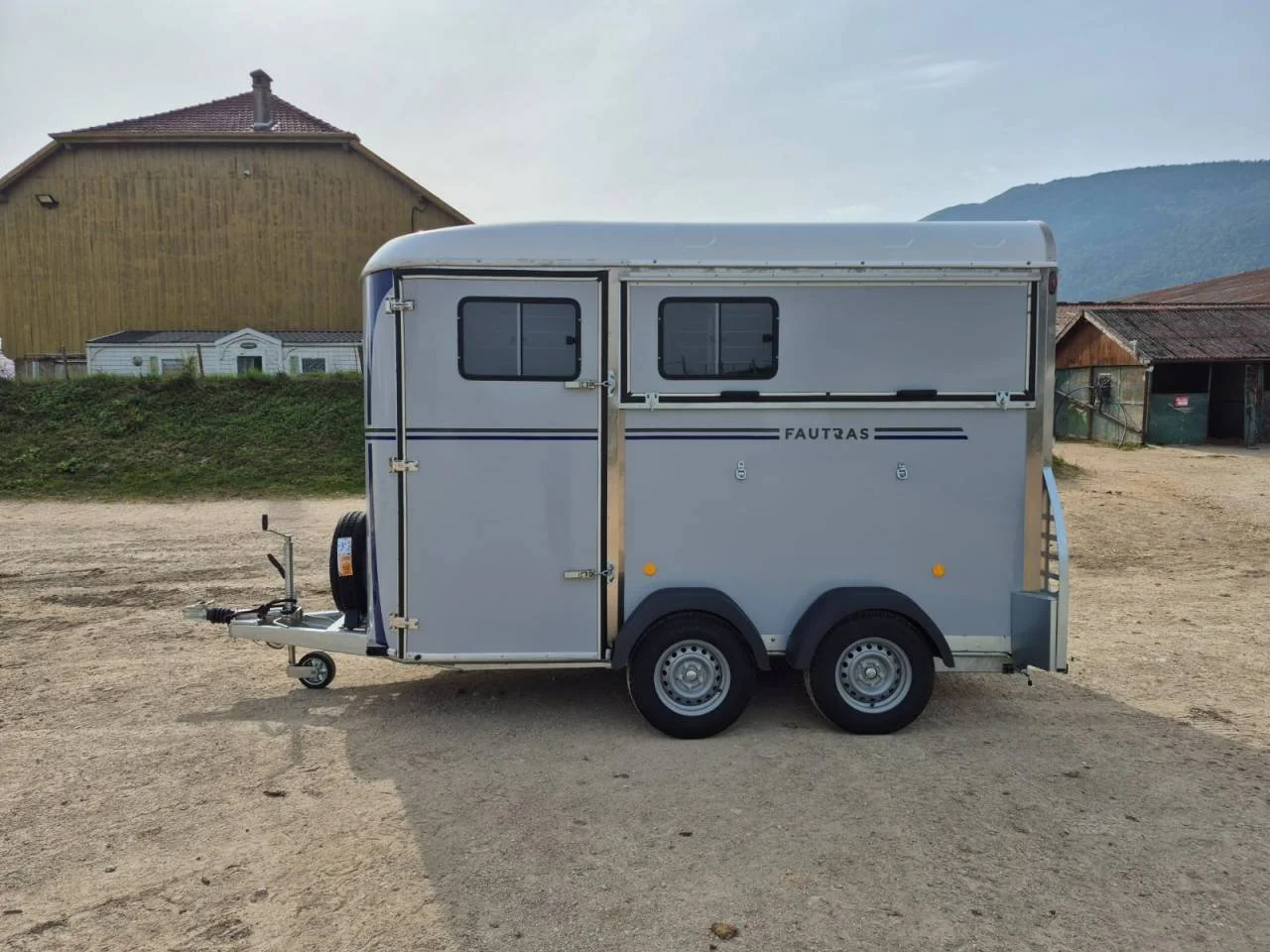 Van chevaux Fautras Oblic X2 – 2 chevaux – PTAC 2 600 kg – Charge utile 1 400 kg