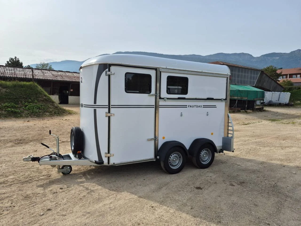 Van chevaux Fautras Oblic X2 – 2 chevaux – PTAC 2 600 kg – Charge utile 1 400 kg – Image 2