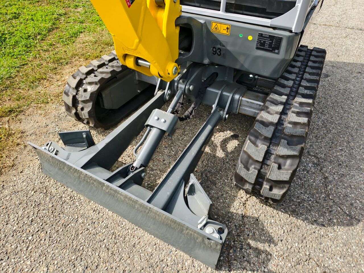 Mini-pelle Wacker Neuson ET16 diesel 2026 – 1 625 kg – 10 h – Powertilt – 3 godets – Image 16